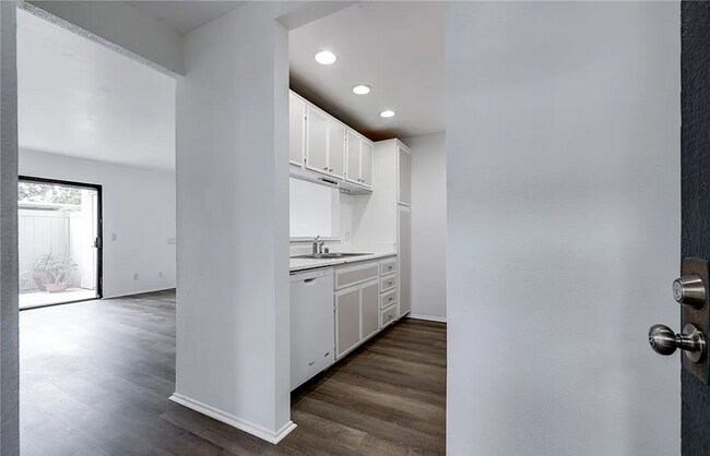 Building Photo - Welcome to this beautifully updated 1-bedr...