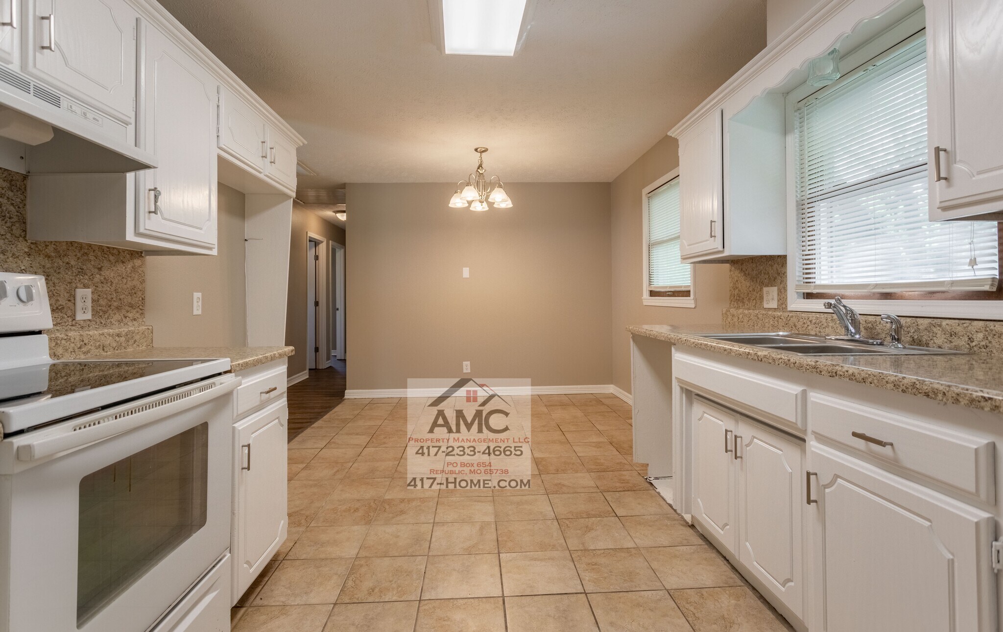 Building Photo - 1008 S Oak Ridge Dr