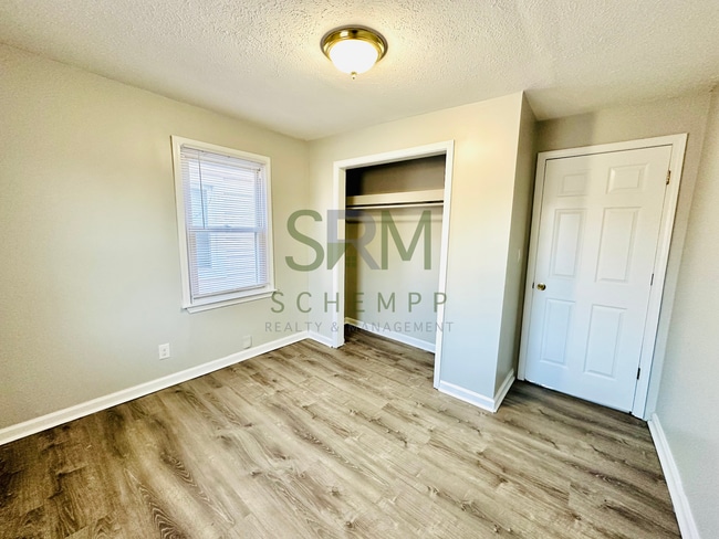 Building Photo - 2 bedroom home in South Louisville now available!