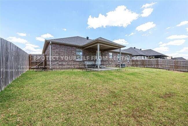 Building Photo - 533 Brinley St