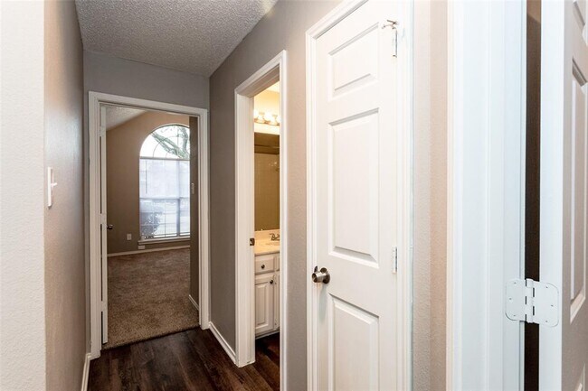 Building Photo - 923 Golden Grove Dr