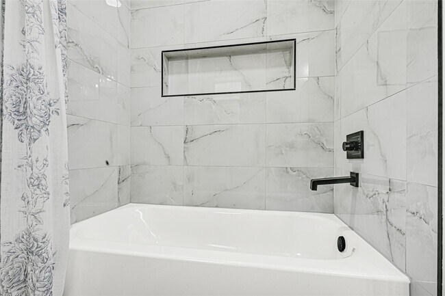 Building Photo - 723 Loire Ln