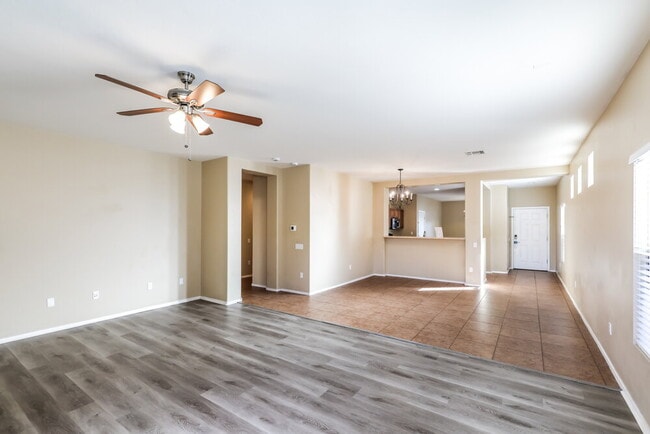 Building Photo - 526 W Calle Sombra Linda