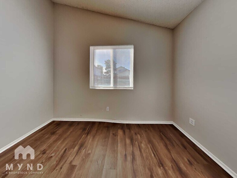 Building Photo - 8913 W Fairmount Ave