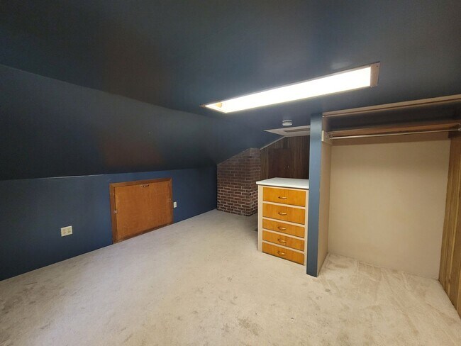 Building Photo - Charming 3 bed 2 bath with bonus room.