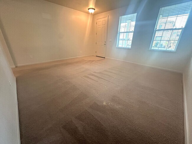 Building Photo - Reduced Price! Spacious 5 Bed, 3 Bath home...