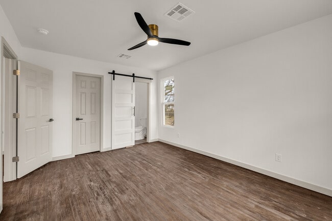 Building Photo - 1017 W Newton St