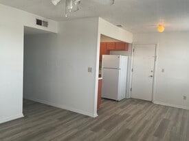 Building Photo - Western Redd