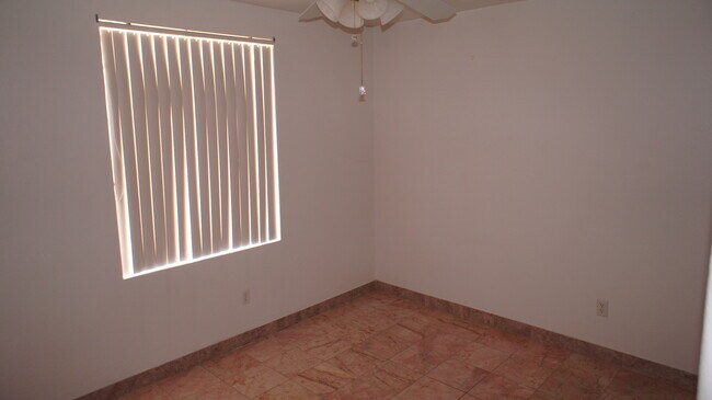 Building Photo - SINGLE STORY HOME WITH 2 BEDROOMS!
