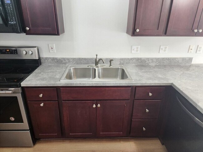 Building Photo - 811 Burr Oaks Dr