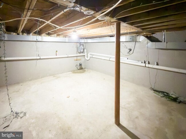 Building Photo - 1616 W Diamond St