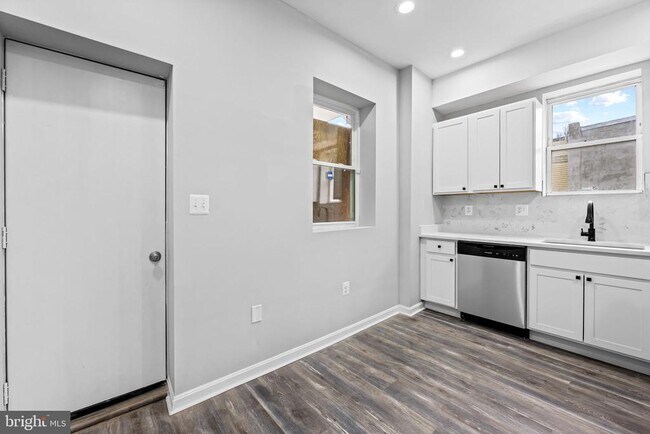 Building Photo - 1918 E Lafayette Ave