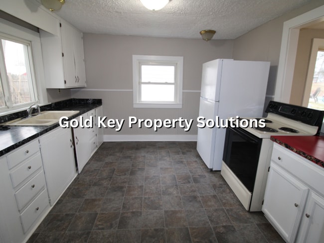 Building Photo - 4 BR 1.5 BA House with Central Air and Covered Porch (SECTION 8 APPROVED)