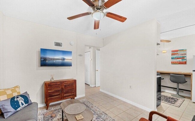 Building Photo - 211 Circle Dr