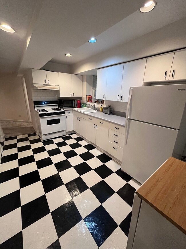 Building Photo - 2229 N Southport Ave