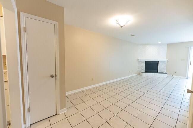 Building Photo - 185 Forest View Dr