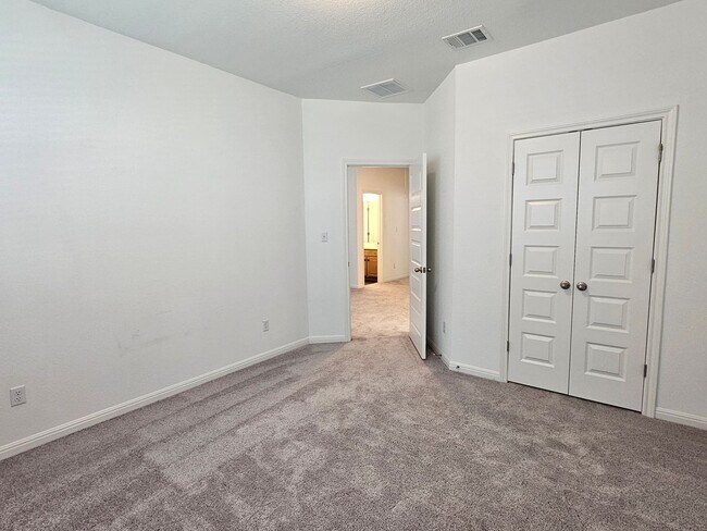 Building Photo - Beautiful 3 Bed / 3 Bath Home in North Lea...
