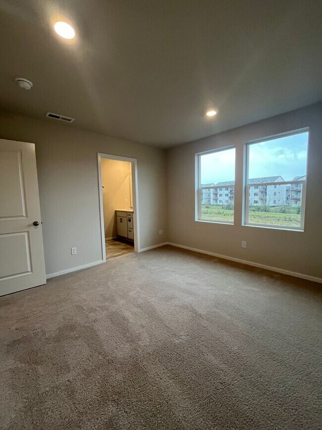 Building Photo - 4-bedroom 2.5-Bathroom. Never been lived in!!