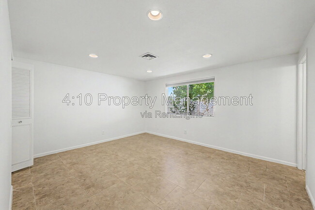Building Photo - 2104 N Comanche Dr