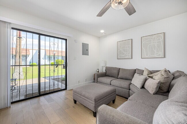 Building Photo - "Charming 1-Bedroom Townhouse in Phoenix –...