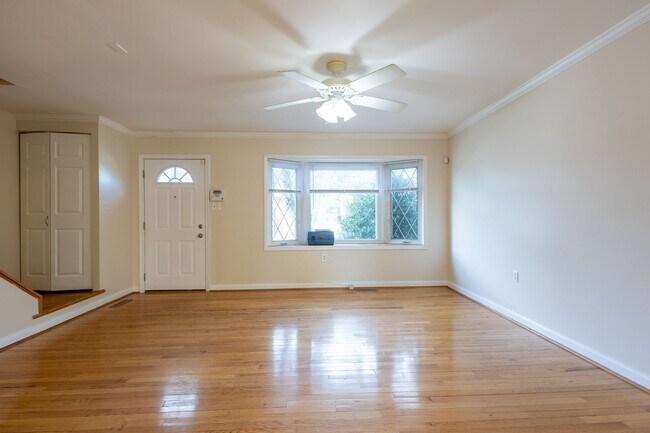 Building Photo - Beautiful 3 BR/2.5 BA Townhome in Millersv...