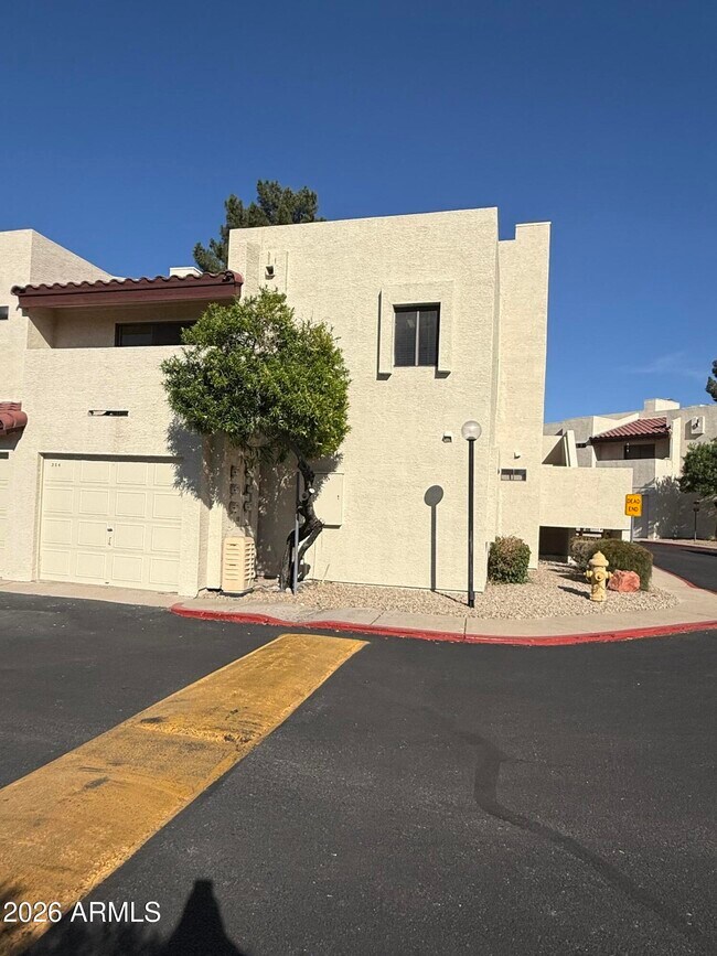 Building Photo - 2020 W Union Hills Dr