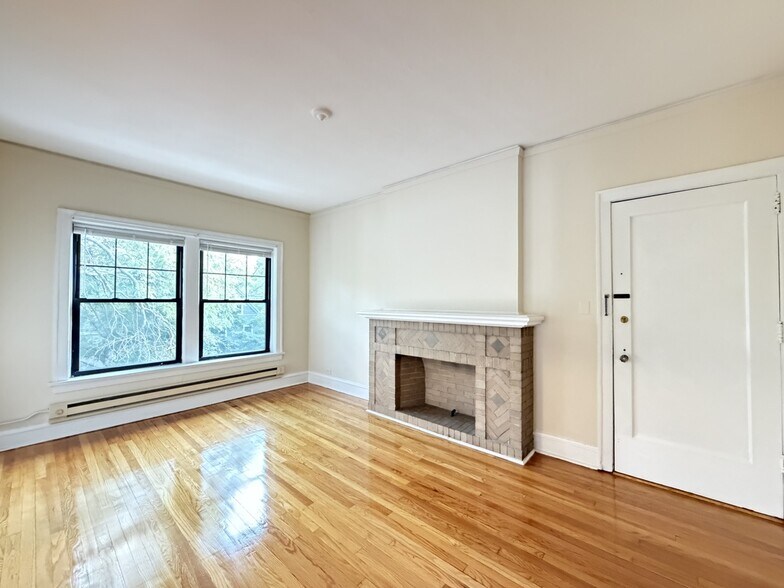 Building Photo - 805 Dempster St
