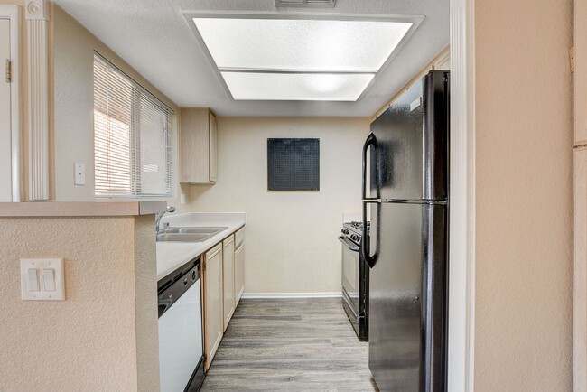 Building Photo - Charming 1 Bedroom / 1 Bathroom Condo in Gated Community!