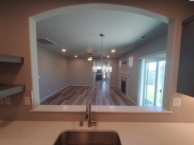 Building Photo - 722 Zee Pride Ln