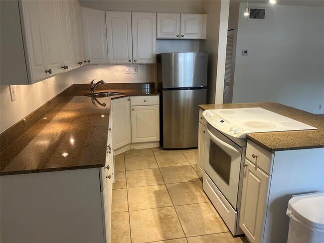 Building Photo - 1414 NE 5th Terrace