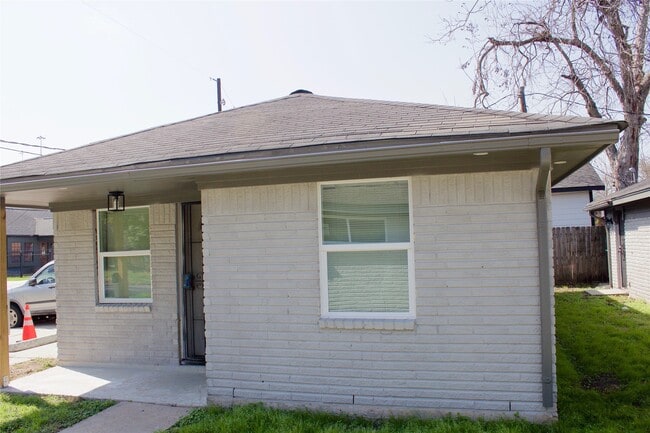 Building Photo - 1323 E 32nd 1/2 St