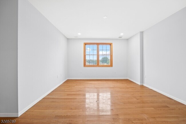 Building Photo - 176 Union Ave