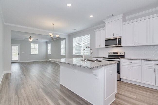 Building Photo - 3 Bedroom 2 Bathroom Ranch