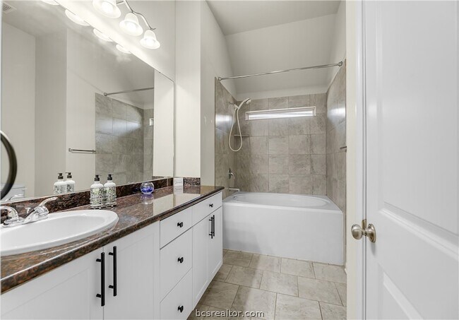 Building Photo - 240 Fieldstone Pl