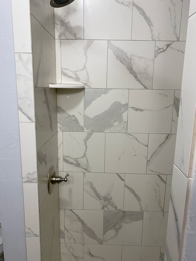 Building Photo - 324 S Benjamin St