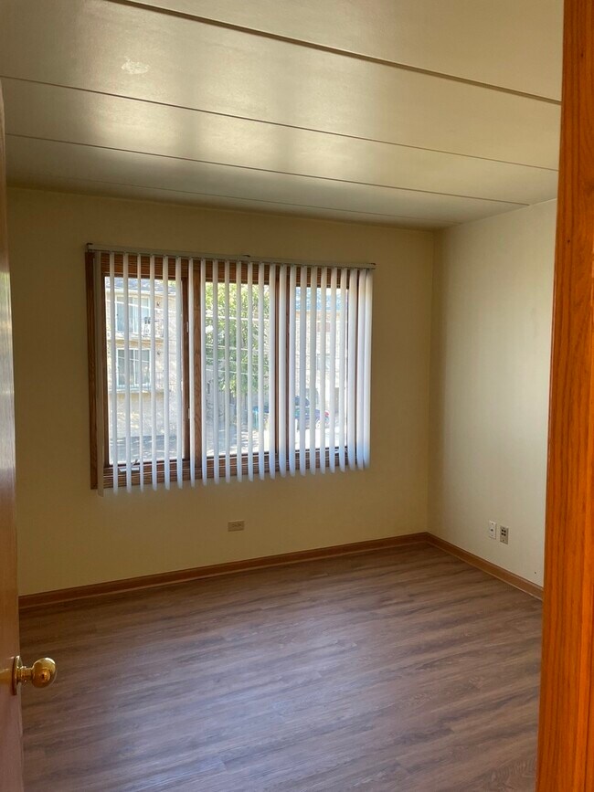 Building Photo - 9532 Minnick Ave