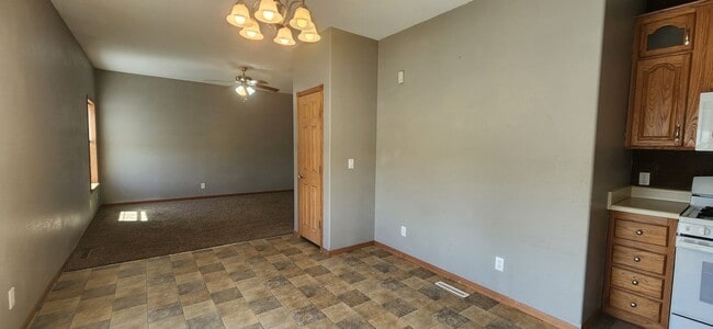Building Photo - Spacious Town home for rent!