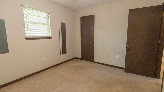 Building Photo - 613-615 Pear Tree Circle