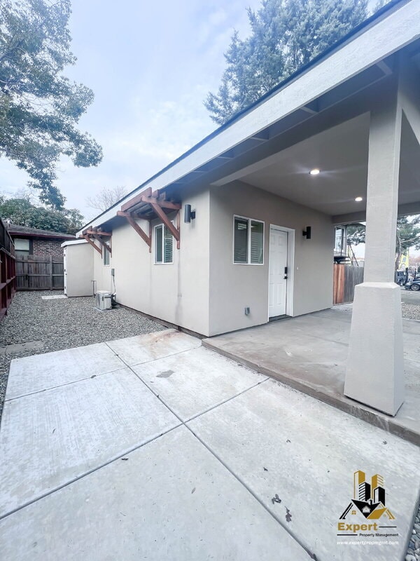 Building Photo - 125 B St