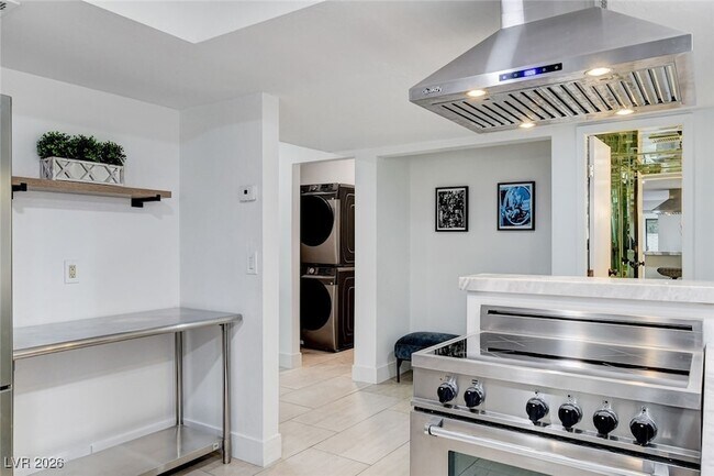 Building Photo - 945 Vegas Valley Dr