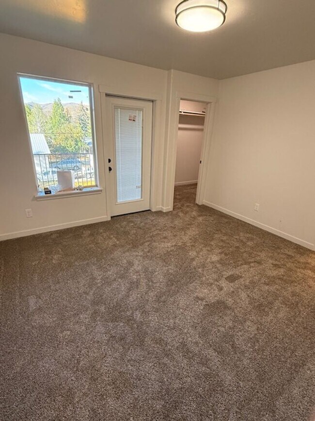 Building Photo - 504 S 5th St