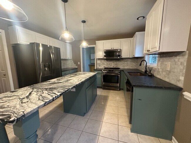 Building Photo - Stunning 3 Bed 2.5 Bath Home with Large Bo...