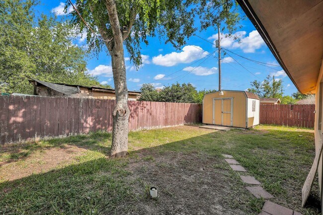 Building Photo - SPACIOUS! LOCATION!