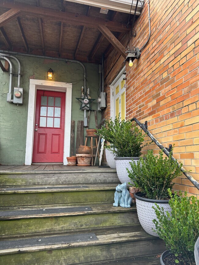 Building Photo - 1323 Winchester Ave