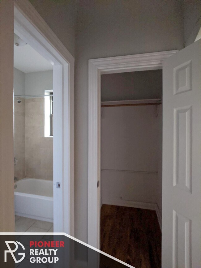 Building Photo - 4407 N Wolcott Ave