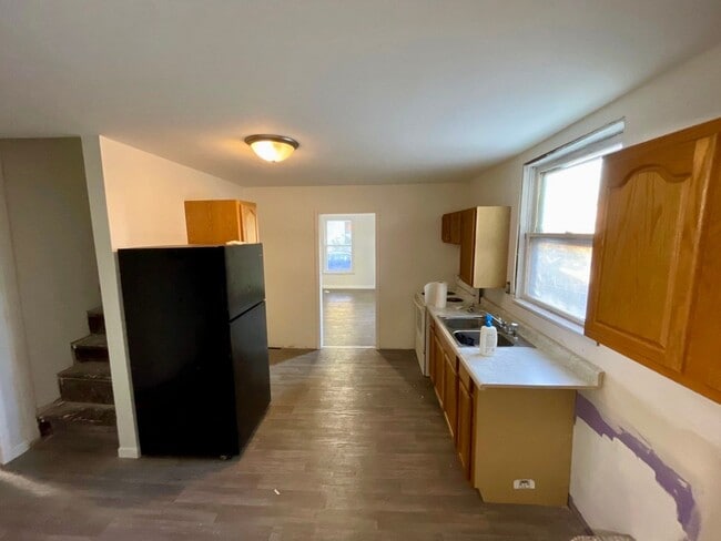 Building Photo - 2 Bedroom 1 Bath with All New Interior