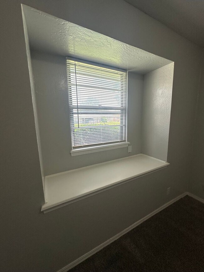 Building Photo - 4844 Woodview Dr