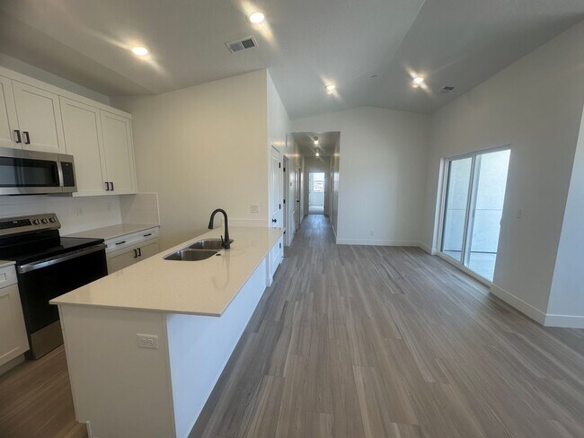 Building Photo - Luxury 3 bedroom Condo in Desert Color!