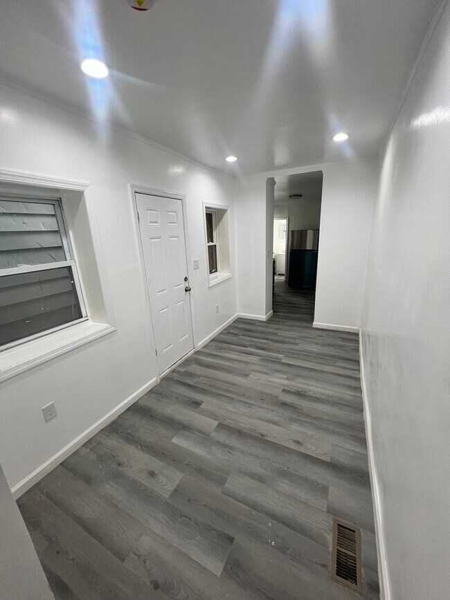 Building Photo - 22 1/2 Seward Ave