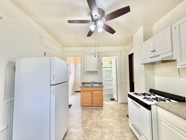 Building Photo - 551 S Main St